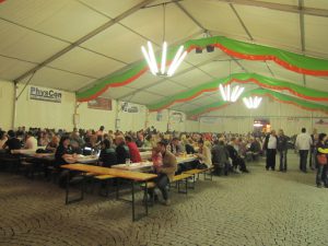 Besucher im Festzelt